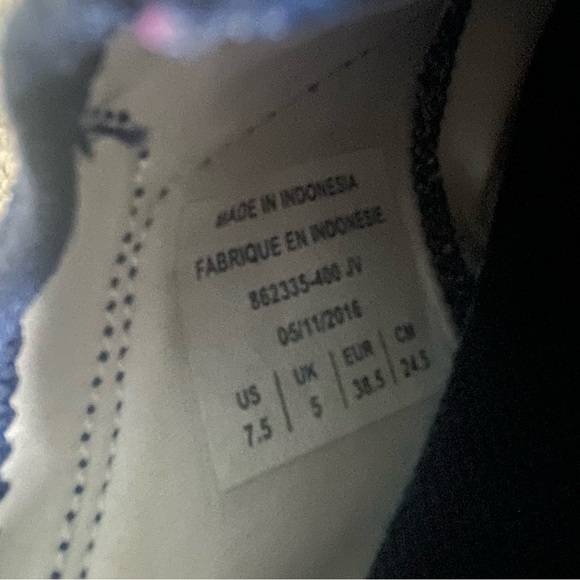 Women’s Nike Juvenate Sneaker - Picture 8 of 8